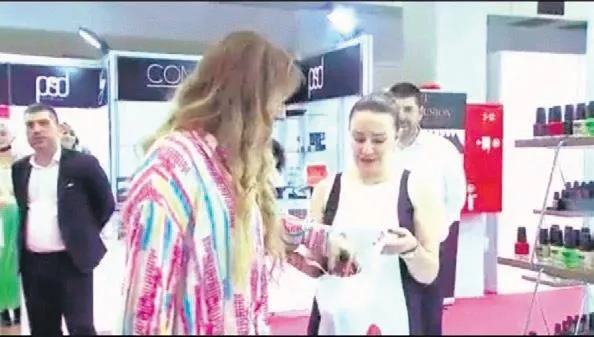 demet-akalin-kozmetik-fuarinda-adeta-kendinden-gecti-yardimcisina-poset-tutturup-raflari-bosaltmasi-alay-konus-1654024252170.jpeg Demet Akalın kozmetik fuarında adeta kendinden geçti! Yardımcısına poşet tutturup rafları boşaltması alay konusu oldu-5