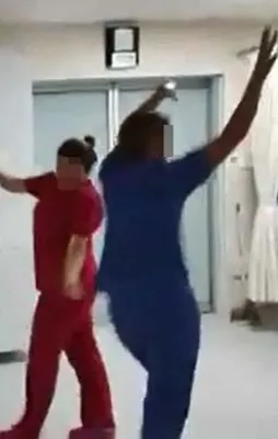 Yoğun bakımda oynayan sağlık çalışanları...