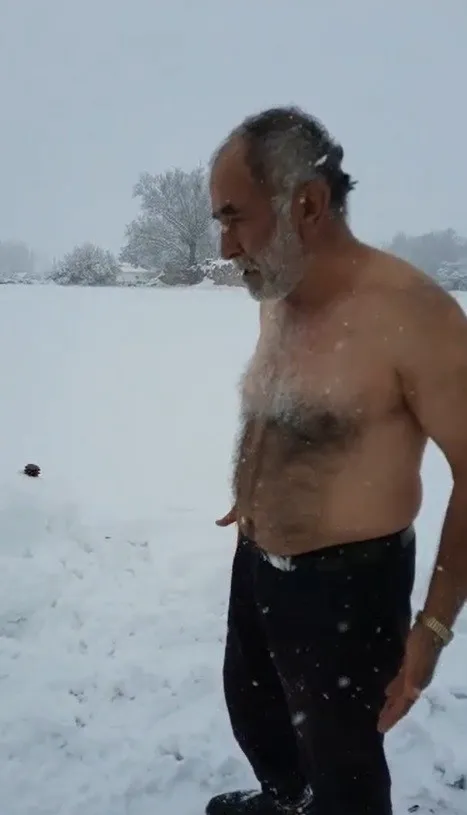 sivasta-yasli-bir-adam-dondurucu-sogukta-soyundu-ve-kardan-adamla-guresti-1641535724351.jpg Sivas'ta yaşlı bir adam dondurucu soğukta soyundu ve kardan adamla güreşti-6