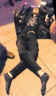 Trafikte makas atan minibüsün altında kalan motosikletli genç kurtarılamadı-1