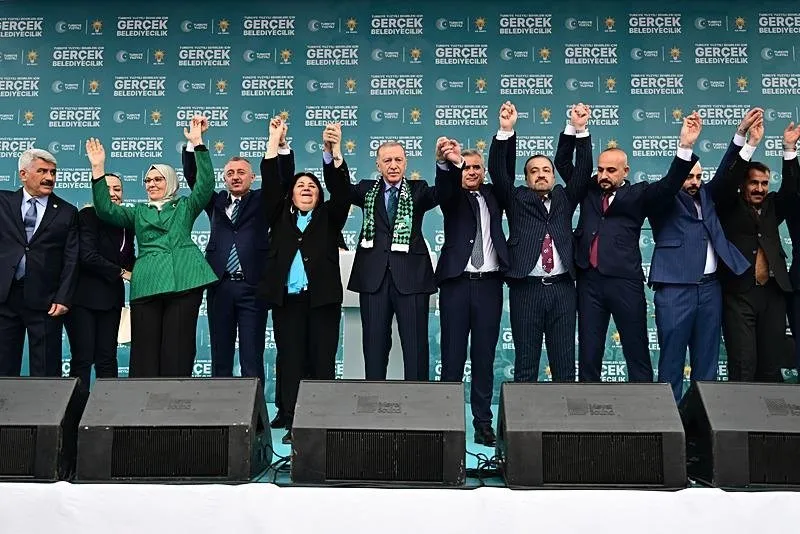 Başkan ve AK Parti Genel Başkanı Recep Tayyip Erdoğan, partisinin Kocaeli Kongre Merkezi Miting Alanı'nda düzenlediği mitingde il ve ilçe belediye başkan adayları ile birlikte vatandaşları selamladı.