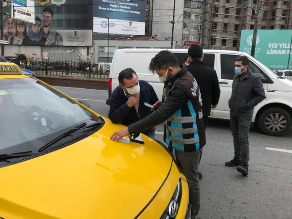 fatihte-yolcu-secen-taksicilerin-araclari-baglandi-1634124420216.jpg Fatih'te yolcu seçen taksicilerin araçları bağlandı-3