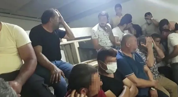 bursada-horoz-dovusturen-ve-dovusu-izleyen-47-kisiye-sosyal-mesafe-cezasi-kesildi-1591532070537.jpg Bursa'da horoz dövüştüren ve dövüşü izleyen 47 kişiye "sosyal mesafe" cezası kesildi-2