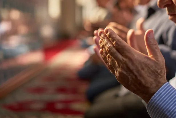 Ezan okunurken namaz kılınır mı? 🙏Ezan bitmeden namaz kılınır mı? Diyanet'e göre namaz kılarken ezan okunursa ne olur?-2