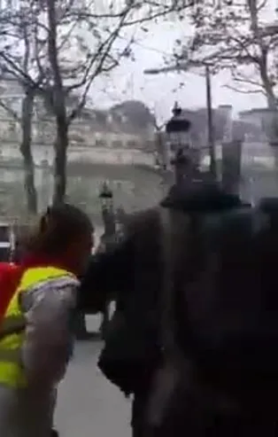 Fransa'da polis göstericiyi karnından vurdu!