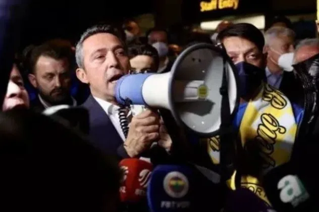 Fenerbahçe'de taraftar isyan etti: Yönetim istifa! Ali Koç'u köşesinden bombaladı: Başkanlığı kaldıramıyor