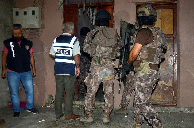 Adana'da aranan hükümlülere şafak operasyonu!