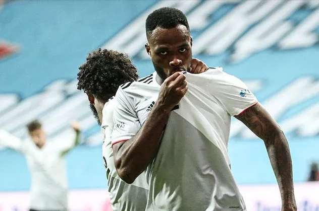 Beşiktaş'ta Cyle Larin ve Atiba Hutchinson Rizespor maçında kadroda olacak mı?