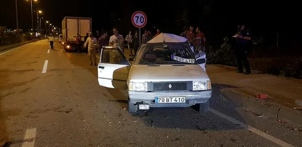 Karabük'te feci kaza: Yakıtı biten otomobili iten gençlere kamyonet çarptı: 2 yaralı-1