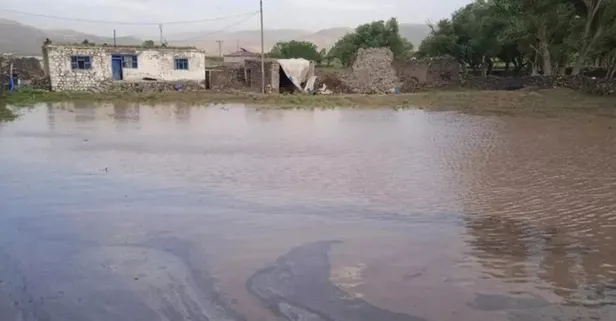 Doğubayazıt’ta sel! Araziler ve evler su altında kaldı