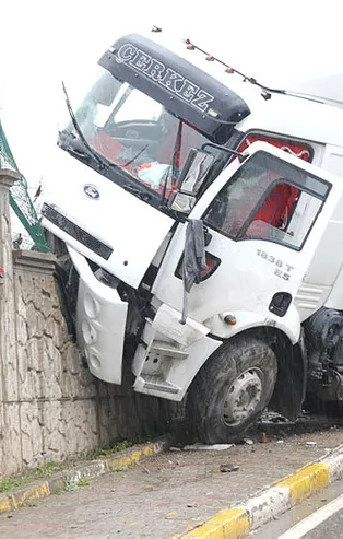 Kontrolden çıkan TIR kışla duvarında girdi! Bölgede trafik kilitlendi
