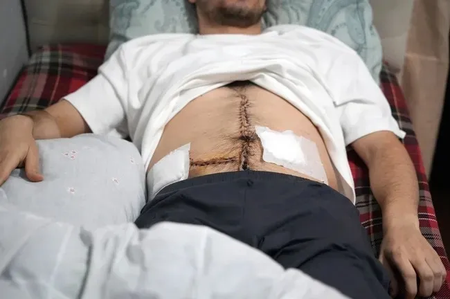 Metro çıkışında dehşet: Yardım etmek isterken 6 yerinden bıçaklandı | 1 kişi tutuklandı-3