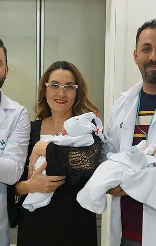 Üçü bir arada! 50'sinde anne oldu