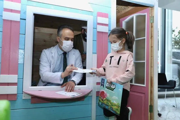 Doktorlar muayene ettikleri çocuklara reçeteyle kitap yazıyor-5