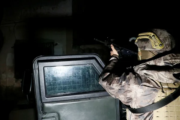 zirhli-aracla-kapi-acildi-adanada-safak-vakti-deas-operasyonu-1646114013405.jpg Zırhlı araçla kapı açıldı! Adana’da şafak vakti DEAŞ operasyonu-2