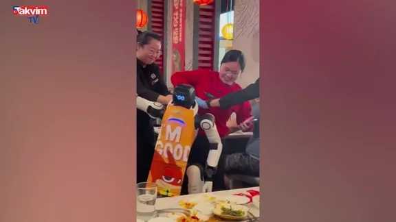 Kaliforniya'da dans eden robot kontrolden çıktı: Restorandaki kaos kamerada