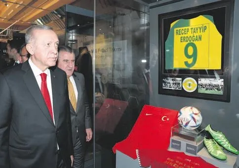 sut-ve-gol-turk-futbol-tarihi-sergisi-baskan-erdoganin-katilimiyla-acildi-1667435487061.jpeg ‘Şut ve Gol: Türk Futbol Tarihi Sergisi’ Başkan Erdoğan’ın katılımıyla açıldı-2