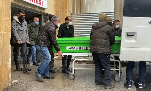 Sivas'ta korkunç olay! Yemek yiyen babasının boğazını kesti!-1
