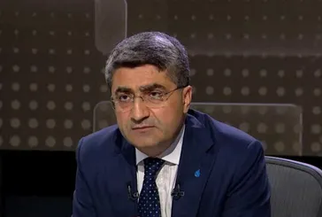 Küçük ortak sinirlendi