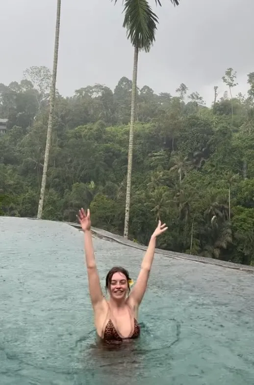 balide-yagmurun-tadini-boyle-cikardi-melis-sezenin-havuz-dansi-olay-oldu-1769257628353.jpg Bali’de yağmurun tadını böyle çıkardı: Melis Sezen’in havuz dansı olay oldu-7