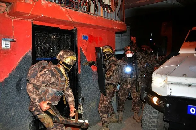 SON DAKİKA: Adana'da suç örgütüne şafak baskını