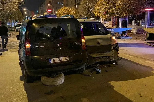 Bursa'da trafik kazası sonrası tekme tokat kavga! Ambulanstan indi kavgaya karıştı