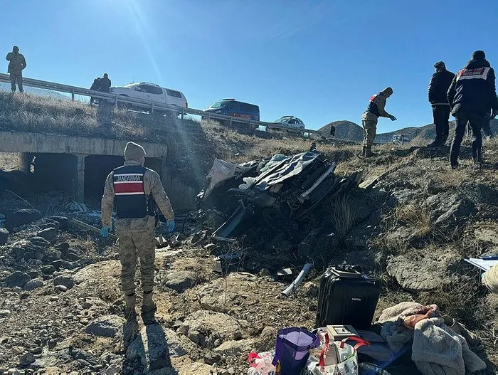erzurumda-otomobil-sarampole-yuvarlandi-3-olu-1703937688051.jpeg Erzurum'da otomobil şarampole yuvarlandı: 3 ölü-2