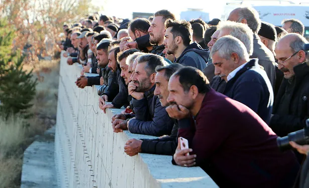 antalyada-siyanur-zehirlenmesi-nedeniyle-olen-aile-erzurumda-topraga-verildi-1573396541985.jpg Antalya'da siyanür zehirlenmesi nedeniyle ölen aile Erzurum'da toprağa verildi-1