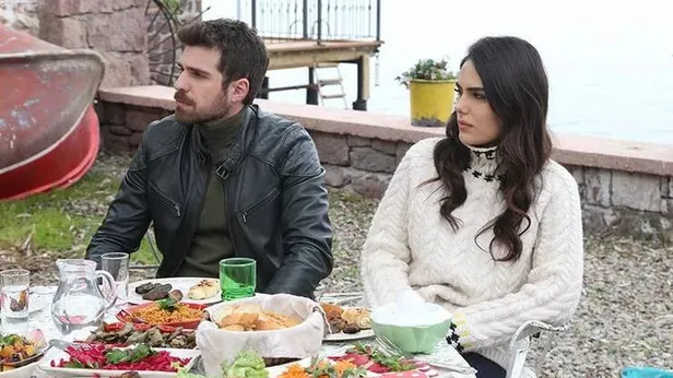 uc-kiz-kardes-dizisini-tahtindan-edecek-ayrilik-yasandi-seyircinin-agzi-bir-karis-acik-kaldi-1682323377645.jpg Seyircinin ağzı bir karış açık... Üç Kız Kardeş dizisini tahtından edecek ayrılık yaşandı!-2