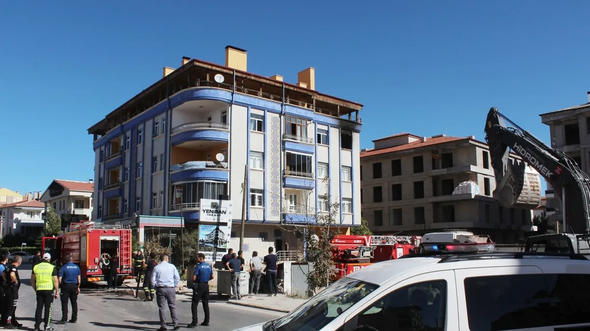 Aksaray'da yangın paniği! Çakmakla oynayan çocuk yangın çıkardı! 5 kişi kurtarıldı
