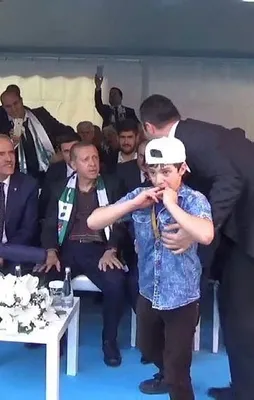 Suriyeli çocuk Erdoğan'a sarılıp teşekkür etti