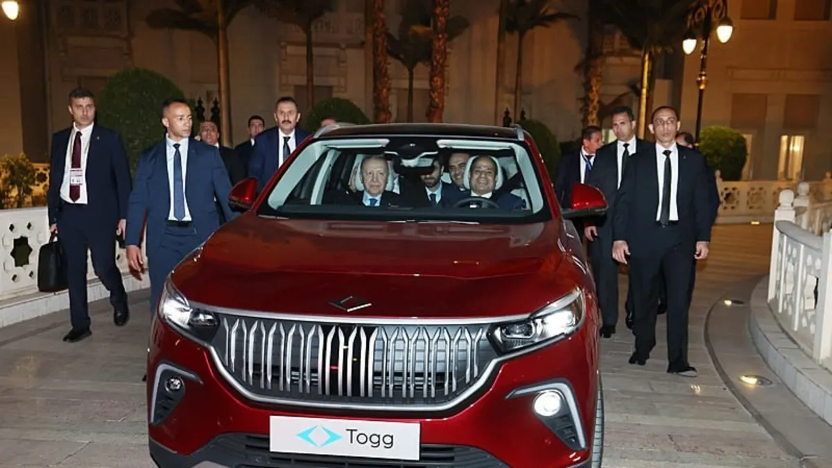 Başkan Erdoğan Mısır Cumhurbaşkanı Sisi’ye Anadolu kırmızısı TOGG hediye etti!