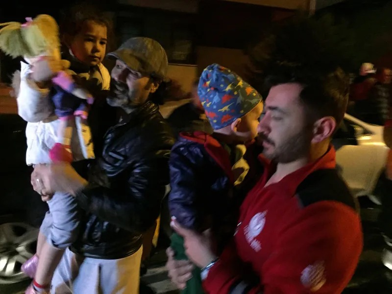 Maltepe'de yangın! 4'ü çocuk, 12 kişi... - 1