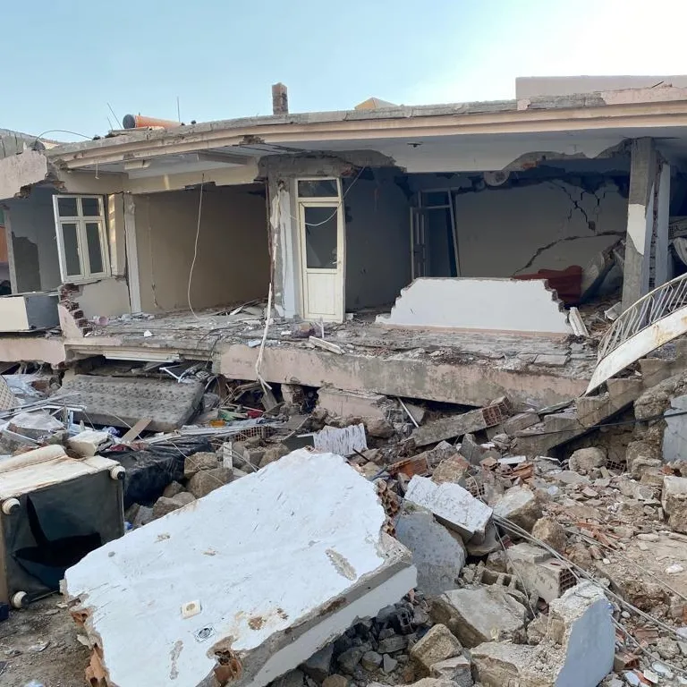 Ailesini kurtarmak için girdiği evin enkazında kaldı