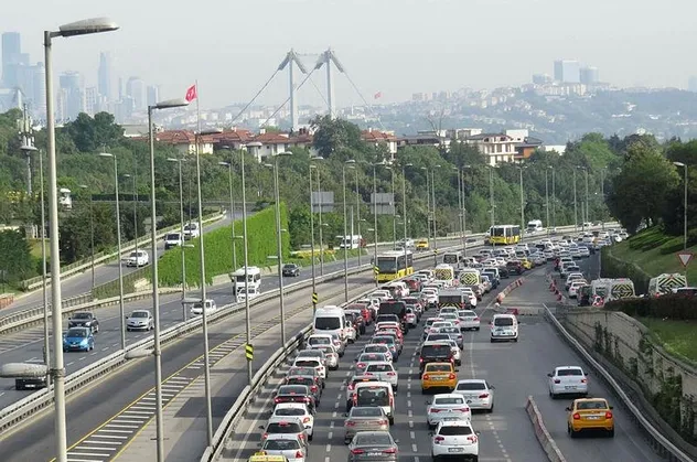 Sokağa çıkma kısıtlamasının sona ermesiyle İstanbul'da trafik durma noktasına geldi