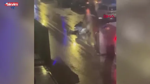 İzmit’te sokak ortasında meydan dayağı: Tekme ve yumruklar havada uçuştu!