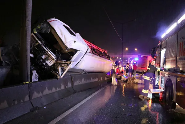 1635745349555.jpg SON DAKİKA | Kocaeli'de korkunç kaza! Önce beton bariyerlere girdi, ardından akaryakıt tankeri çarptı-2