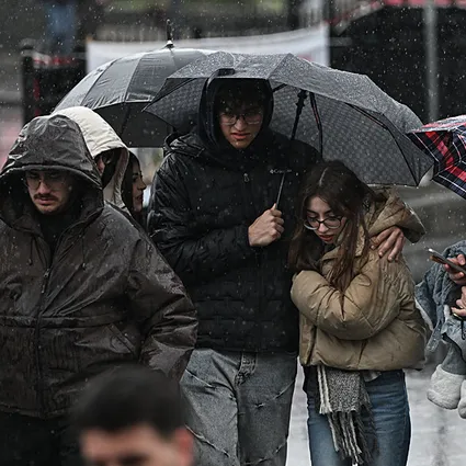 Nisan ortasında kış geri geldi: Kuvvetli yağış ve fırtına alarmı! Sıcaklıklar hızla düşüyor