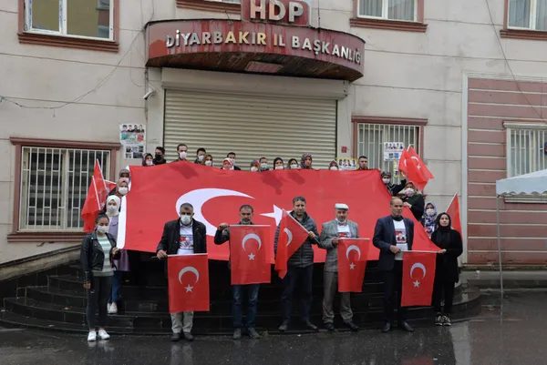 diyarbakir-anneleri-29-ekim-cumhuriyet-bayramini-istiklal-marsi-okuyarak-kutladi-1635516916461.jpg Diyarbakır Anneleri 29 Ekim Cumhuriyet Bayramı'nı İstiklal Marşı okuyarak kutladı-3