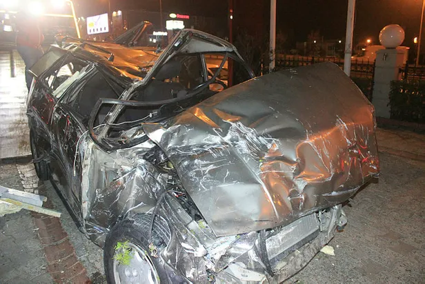 Avcılar'da feci kaza! Kontrolünü kaybeden araç restoran bahçesine daldı!-2