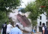 Korkulan oldu! Canlı yayında bina çöktü