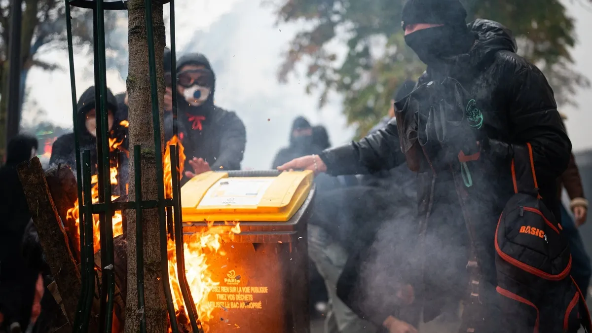 Fransa'da sarı yelekliler alarmı! Paris'te kısmi sokağa çıkma yasağı: 70 bin polis görevlendirilecek