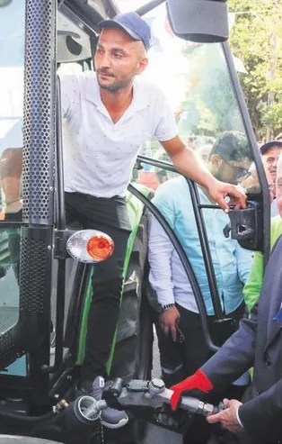 Traktör var mazot yok! Ekrem İmamoğlu ile mazot dağıtım törenine giden Kılıçdaroğlu'nun pompa elinde kaldı