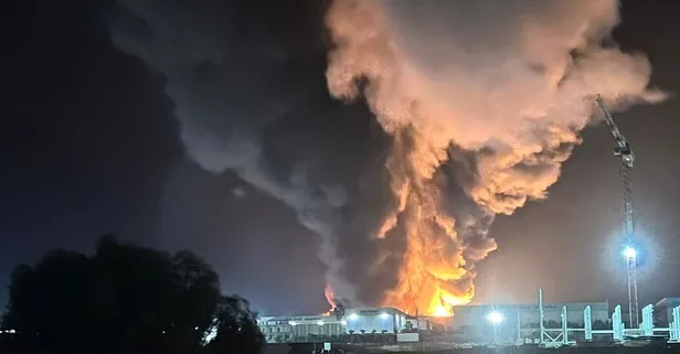 Adana'da kimya fabrikasında yangın! Patlama tehlikesine karşı yollar kapatıldı