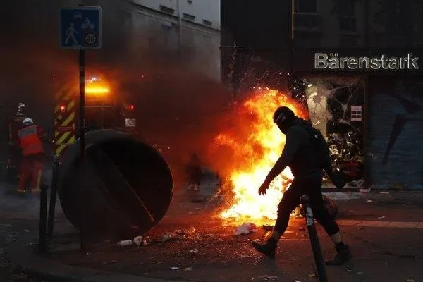 fransada-polis-siddeti-nedeniyle-sokaklar-yangin-yeri-protestocular-macronun-istifasini-istiyor-1606856756966.jpeg Fransa sokakları yangın yeri: Göstericiler Macron'un bir an önce istifa etmesini istiyor-4
