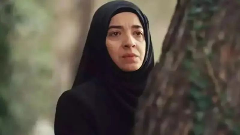 kizil-goncalarda-isyan-bayraklari-cekildi-yayin-tarihi-uzatilacak-mi-mert-yazicioglu-ve-ozgu-namal-1718683681547.jpeg 2. sezon yayın tarihi uzatılacak mı? Kızıl Goncalar'da 2 ayrılık kesinleşti! Mert Yazıcıoğlu ve Özgü Namal...-4