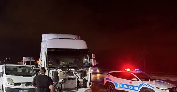 Sultangazi’de TIR dehşeti: 4 araca çarparak durabildi! Yaralı var