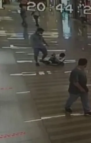 Bakırköy'de AVM'de çocuğa tekme tokat dayak! Savunması pes dedirtti: Sosyal medya akımı...