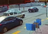 Kadın sürücü çarptığı aracın sürücüsünü tekme tokat dövdü! O anlar saniye saniye kaydedildi