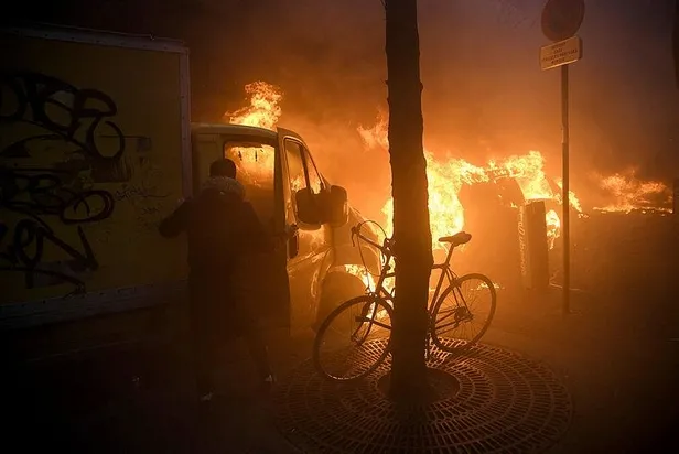 bm-fransayi-uyardi-guvenlik-yasa-tasarisi-muslumanlarin-fislenmesine-yol-acabilir-1607530789687.jpeg BM Fransa'yı uyardı: Güvenlik yasa tasarısı Müslümanların fişlenmesine yol açabilir-3